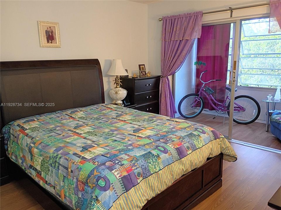 For Sale: $119,000 (1 beds, 1 baths, 710 Square Feet)