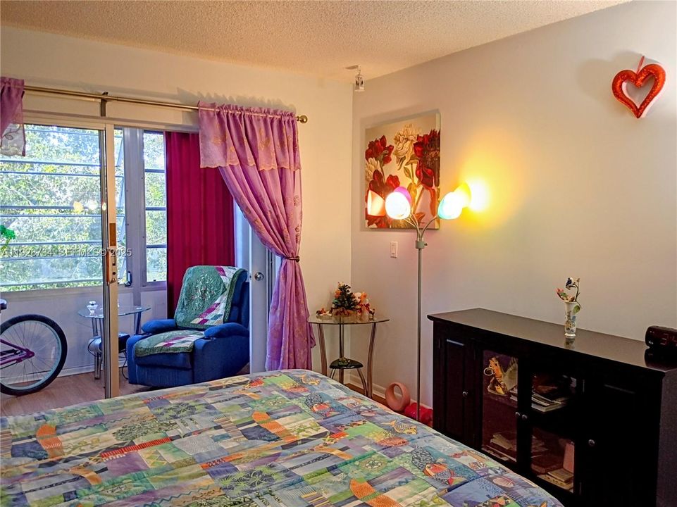 For Sale: $119,000 (1 beds, 1 baths, 710 Square Feet)