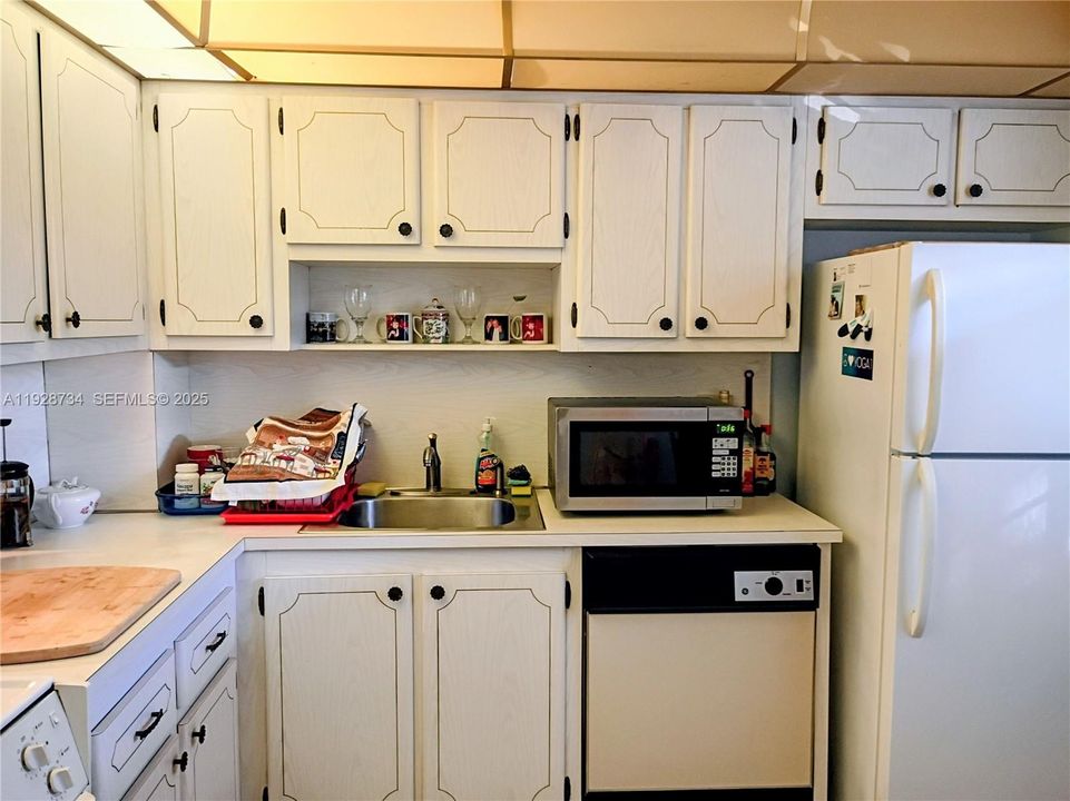 For Sale: $119,000 (1 beds, 1 baths, 710 Square Feet)