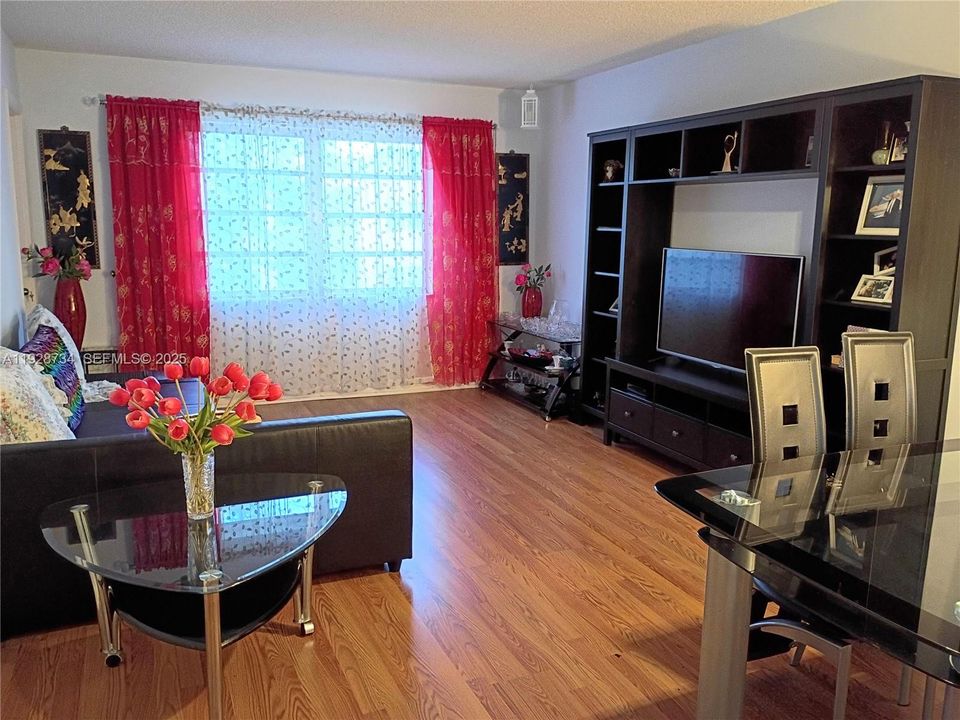 For Sale: $119,000 (1 beds, 1 baths, 710 Square Feet)