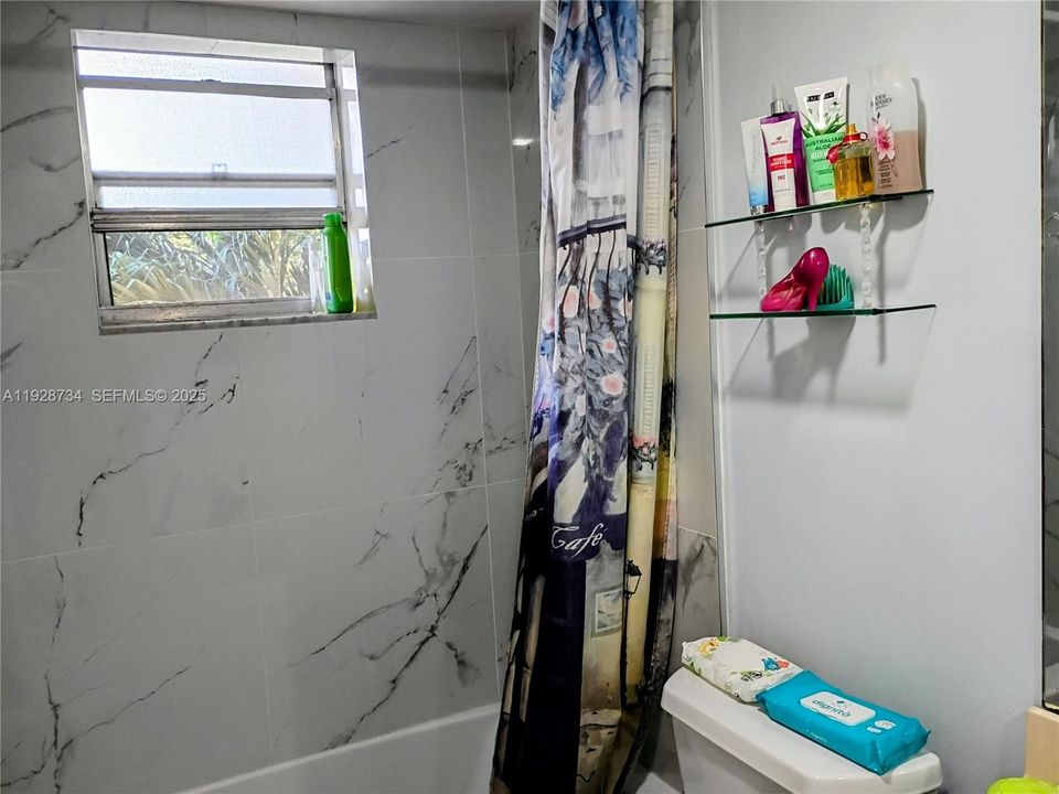 For Sale: $119,000 (1 beds, 1 baths, 710 Square Feet)