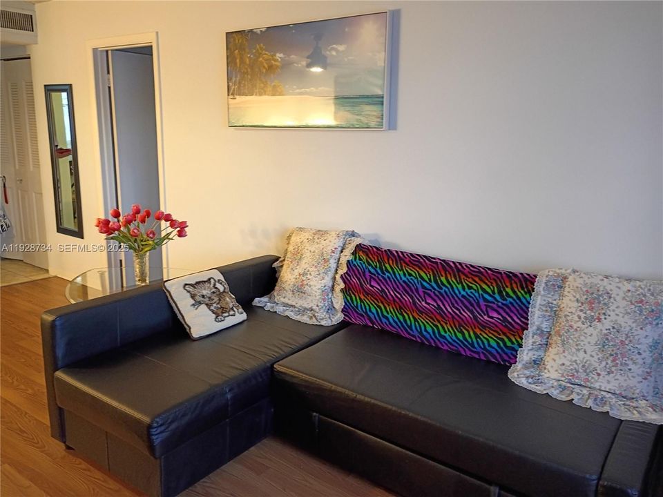 For Sale: $119,000 (1 beds, 1 baths, 710 Square Feet)