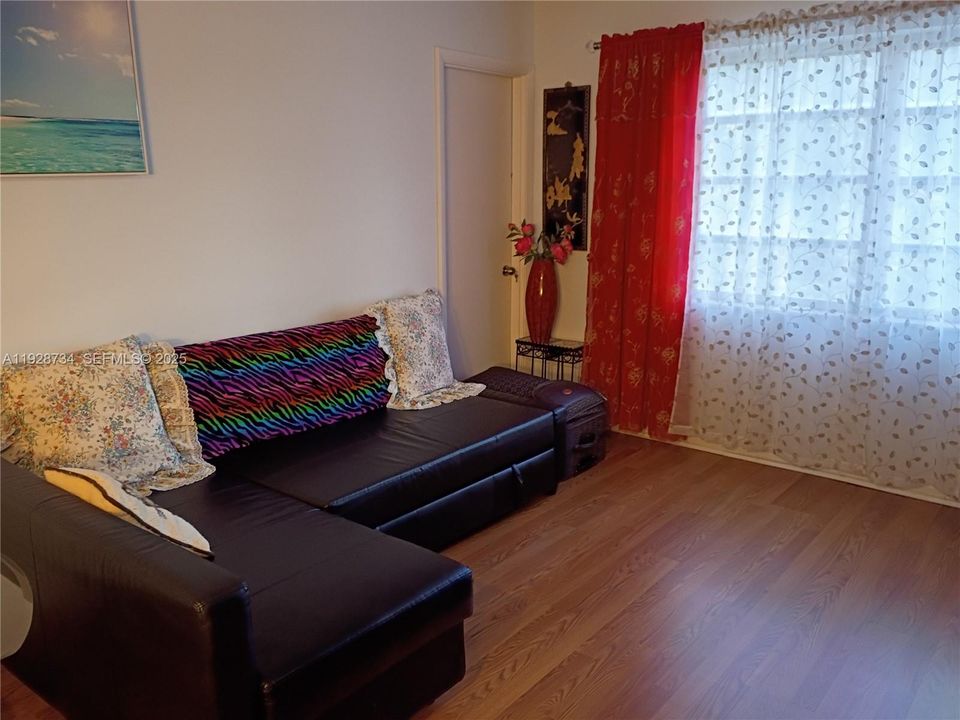 For Sale: $119,000 (1 beds, 1 baths, 710 Square Feet)