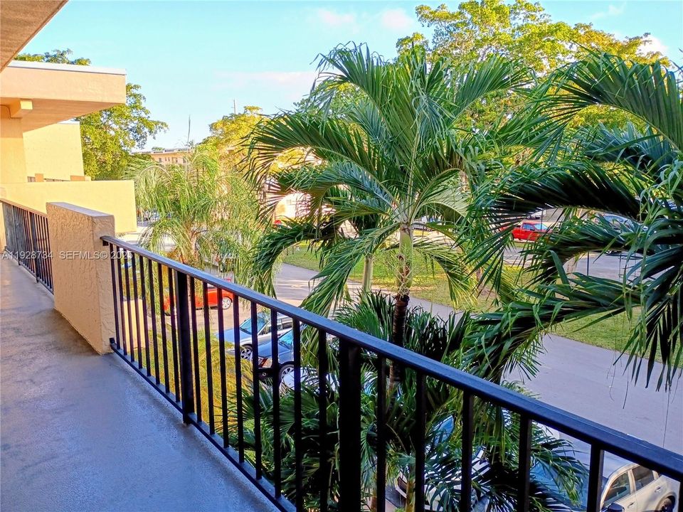 For Sale: $119,000 (1 beds, 1 baths, 710 Square Feet)