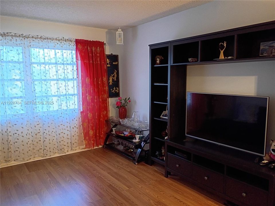For Sale: $119,000 (1 beds, 1 baths, 710 Square Feet)