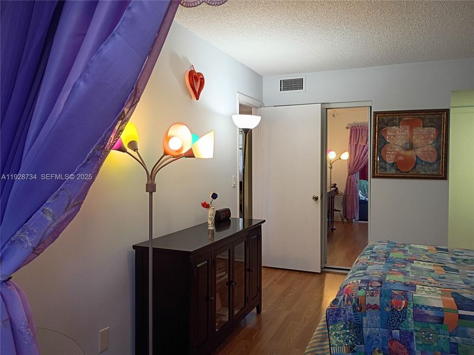 For Sale: $119,000 (1 beds, 1 baths, 710 Square Feet)