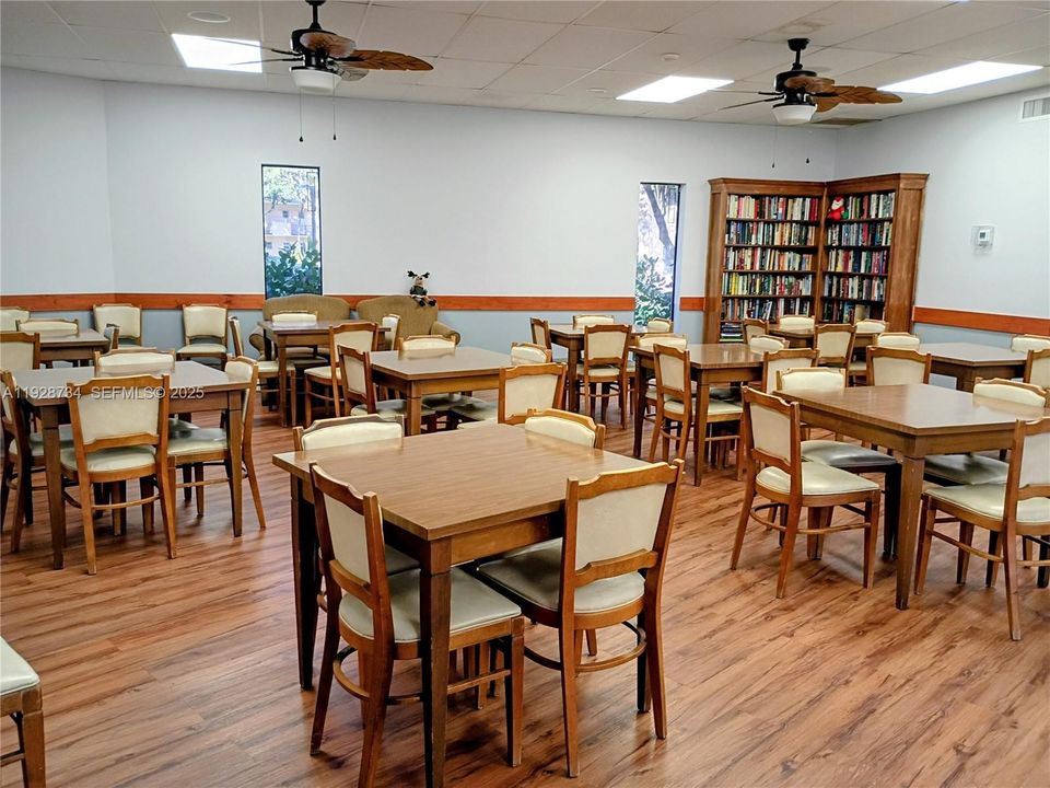 For Sale: $119,000 (1 beds, 1 baths, 710 Square Feet)