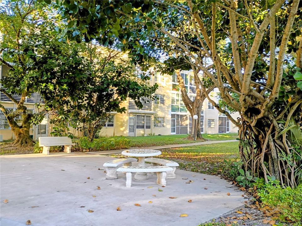 For Sale: $119,000 (1 beds, 1 baths, 710 Square Feet)