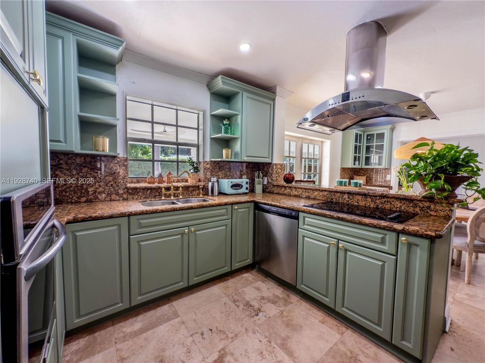 出租: $13,900 (8 贝兹, 5 浴室, 4572 平方英尺)