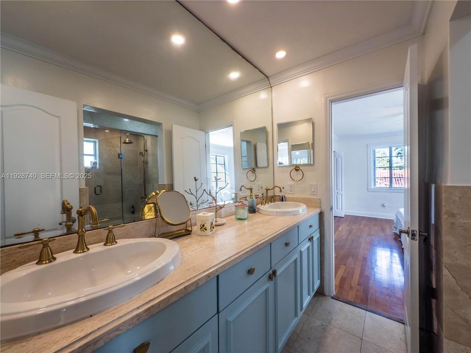 出租: $13,900 (8 贝兹, 5 浴室, 4572 平方英尺)