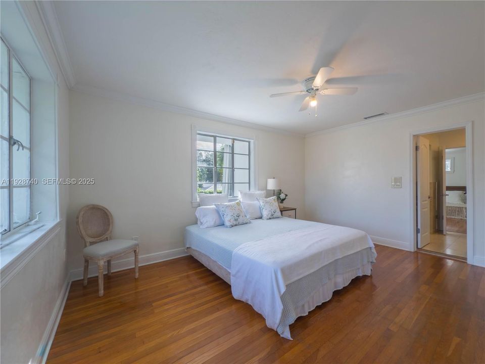 出租: $13,900 (8 贝兹, 5 浴室, 4572 平方英尺)