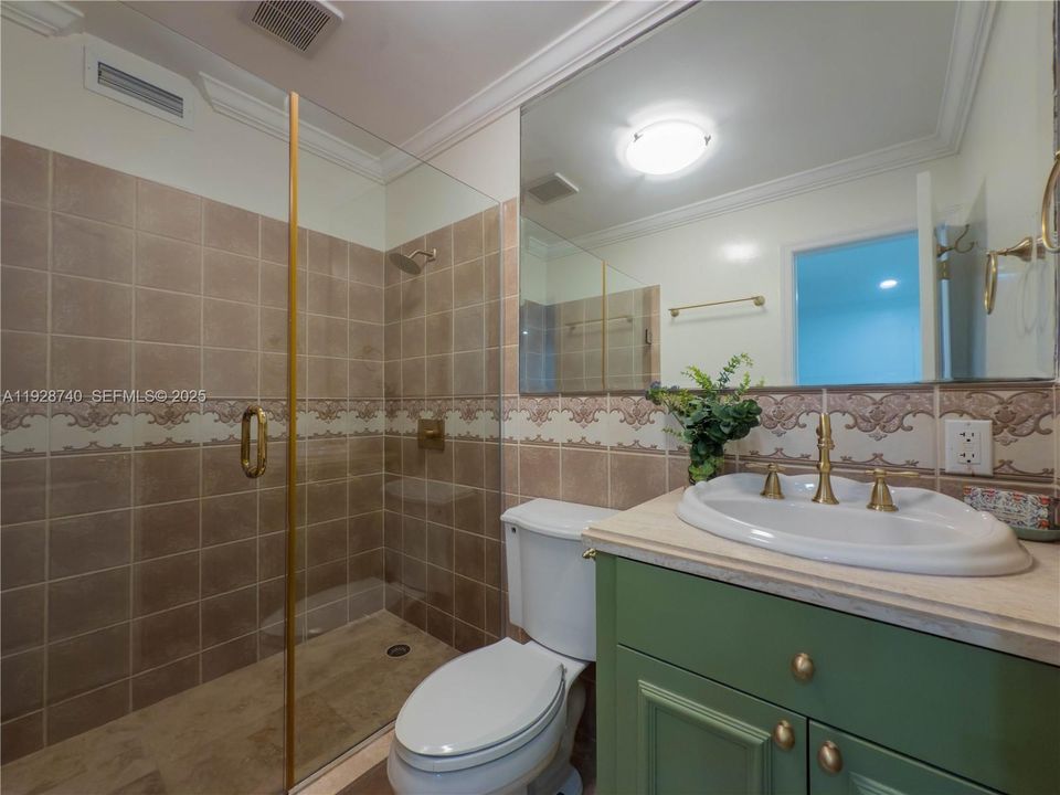 出租: $13,900 (8 贝兹, 5 浴室, 4572 平方英尺)