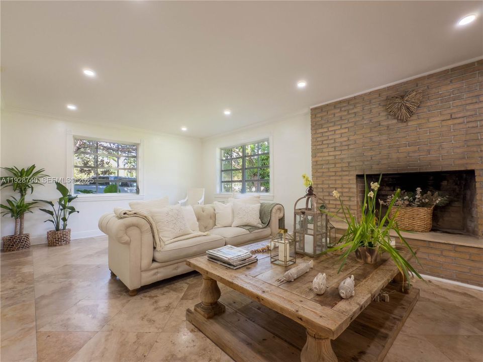 出租: $13,900 (8 贝兹, 5 浴室, 4572 平方英尺)