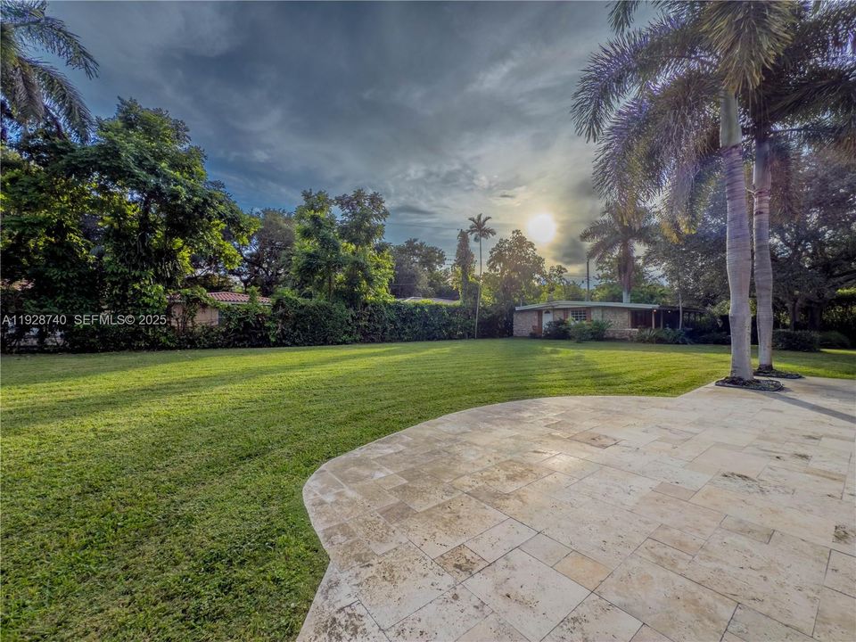 出租: $13,900 (8 贝兹, 5 浴室, 4572 平方英尺)