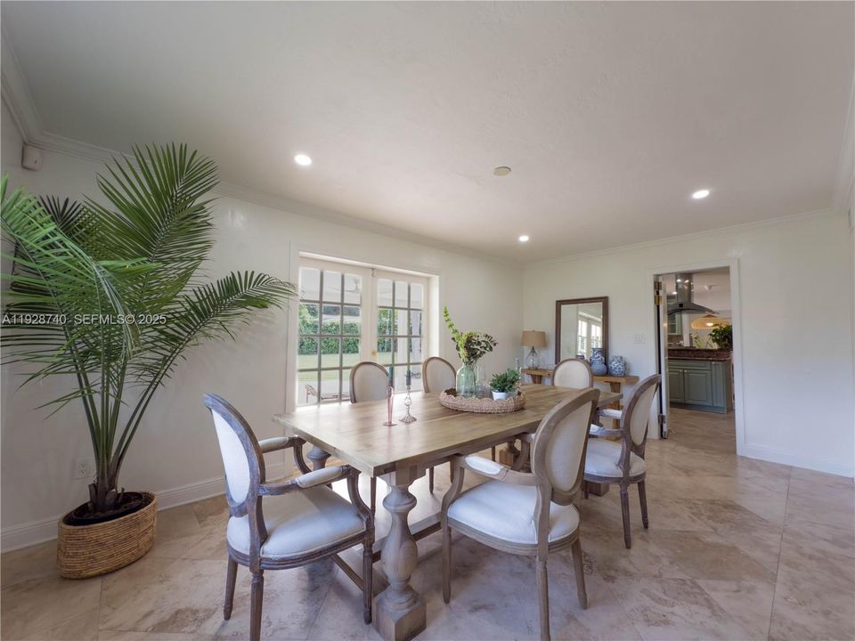 出租: $13,900 (8 贝兹, 5 浴室, 4572 平方英尺)