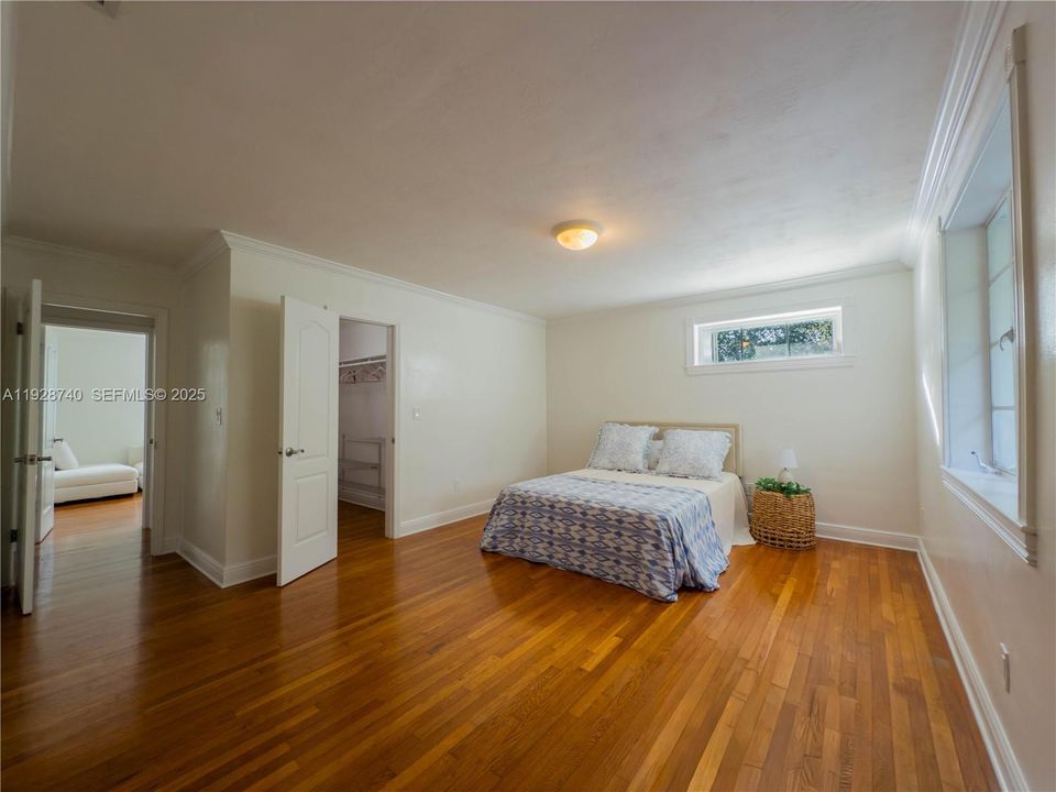 出租: $13,900 (8 贝兹, 5 浴室, 4572 平方英尺)