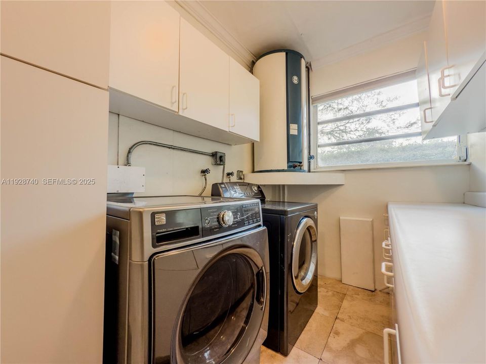 出租: $13,900 (8 贝兹, 5 浴室, 4572 平方英尺)