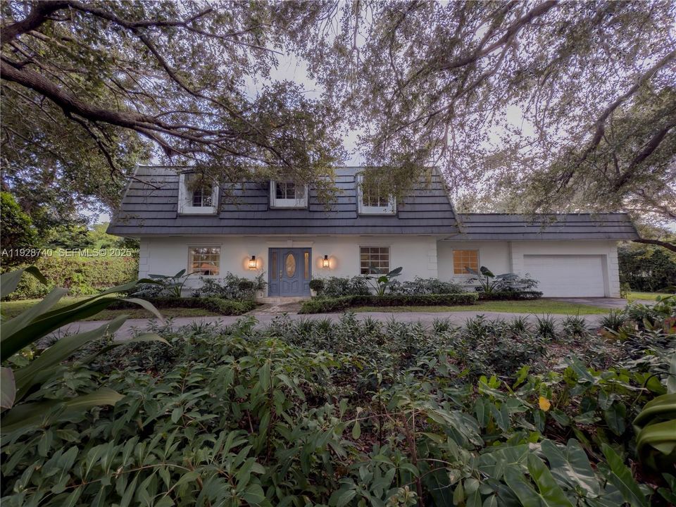 出租: $13,900 (8 贝兹, 5 浴室, 4572 平方英尺)