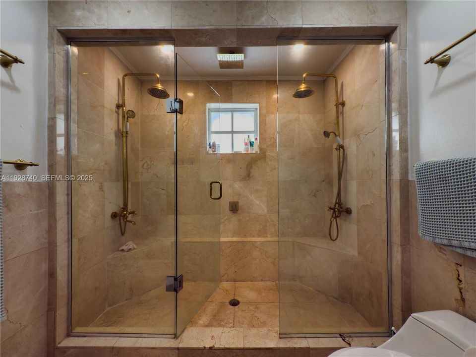 出租: $13,900 (8 贝兹, 5 浴室, 4572 平方英尺)