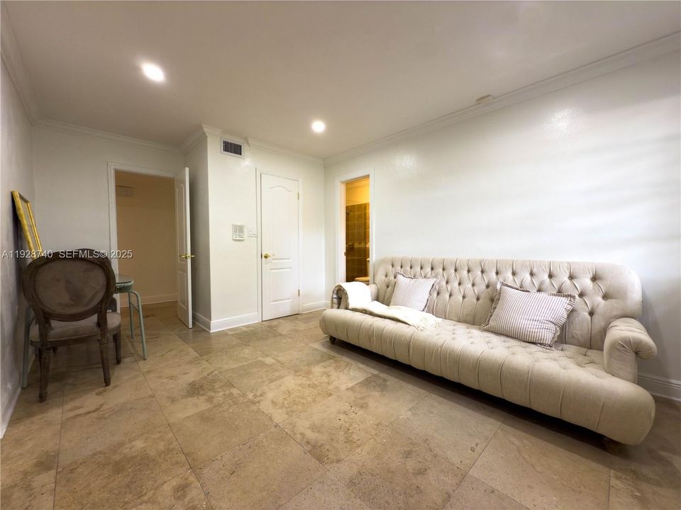 出租: $13,900 (8 贝兹, 5 浴室, 4572 平方英尺)