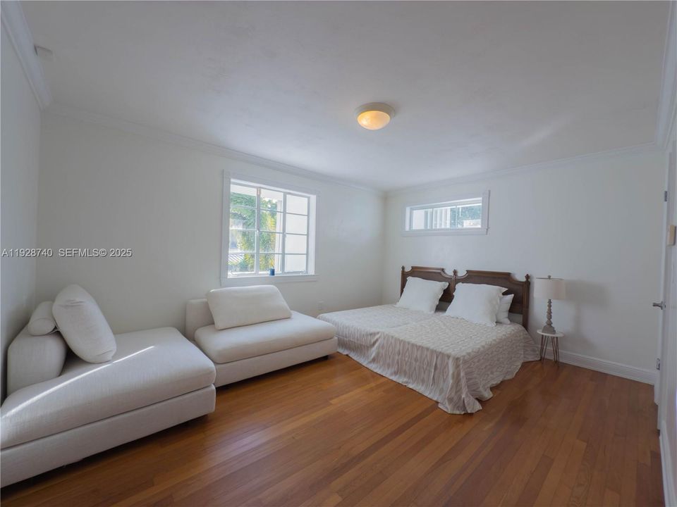 出租: $13,900 (8 贝兹, 5 浴室, 4572 平方英尺)