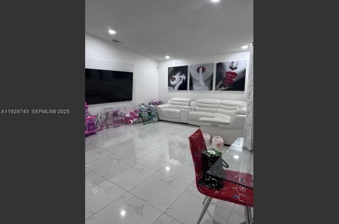 出租: $3,999 (4 贝兹, 2 浴室, 1602 平方英尺)