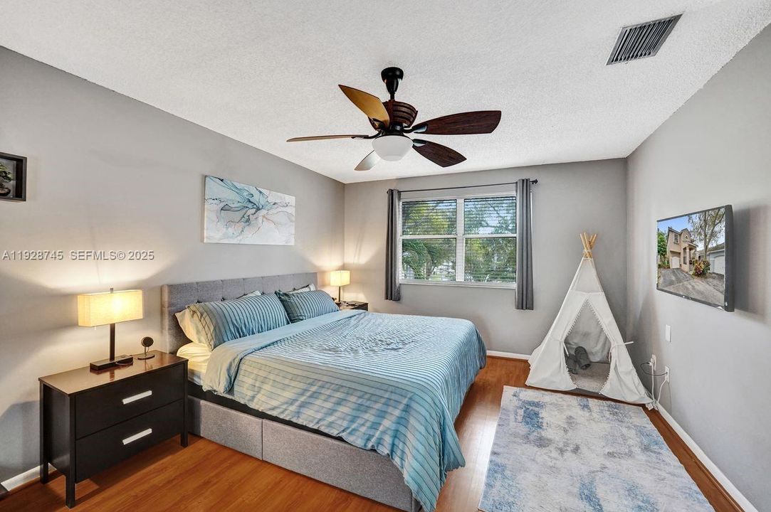 待售: $479,000 (3 贝兹, 2 浴室, 1390 平方英尺)