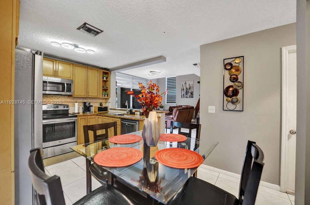 待售: $479,000 (3 贝兹, 2 浴室, 1390 平方英尺)