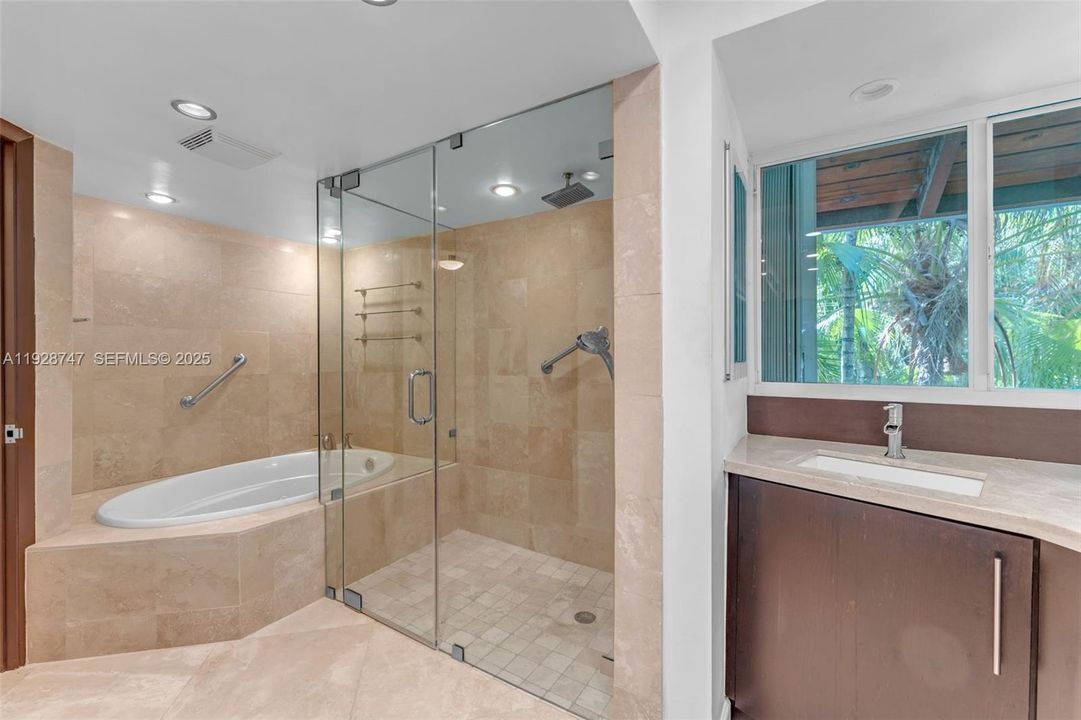 В аренду: $25,000 (5 спален, 5 ванн, 5350 Квадратных фут)