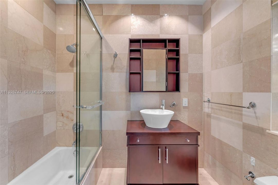 В аренду: $25,000 (5 спален, 5 ванн, 5350 Квадратных фут)