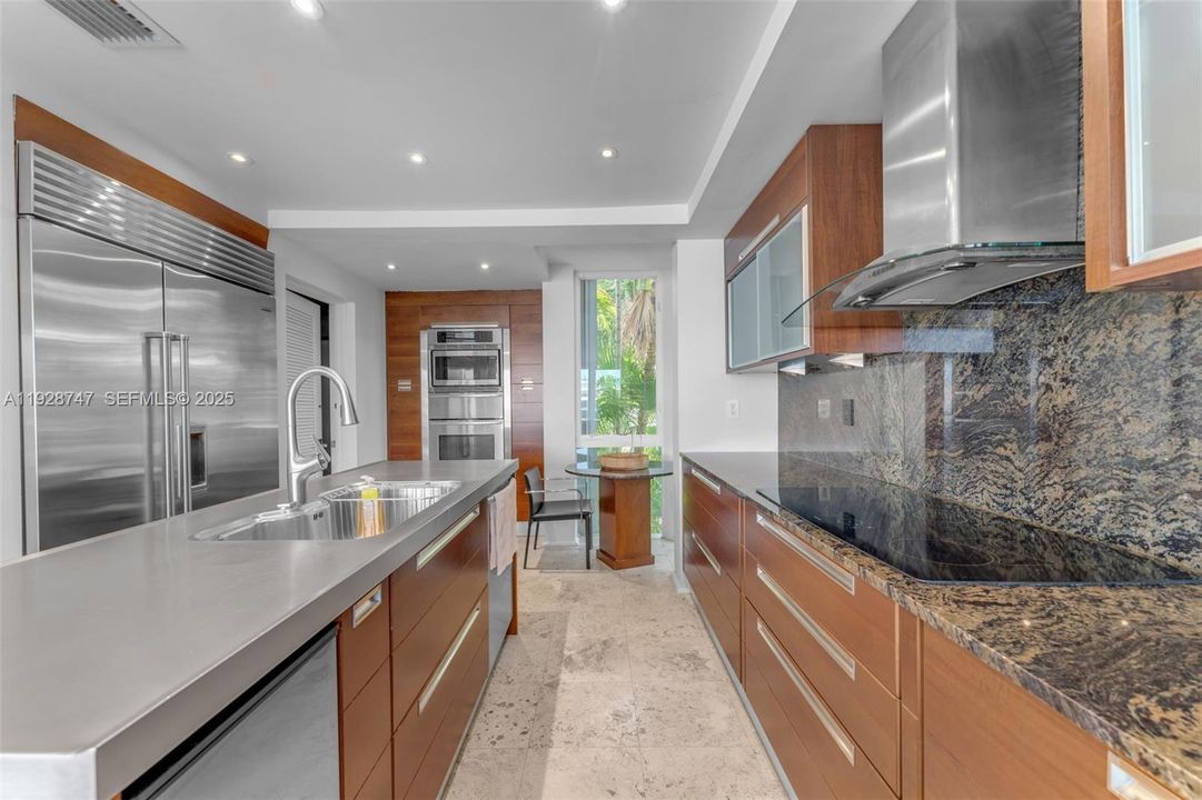 В аренду: $25,000 (5 спален, 5 ванн, 5350 Квадратных фут)