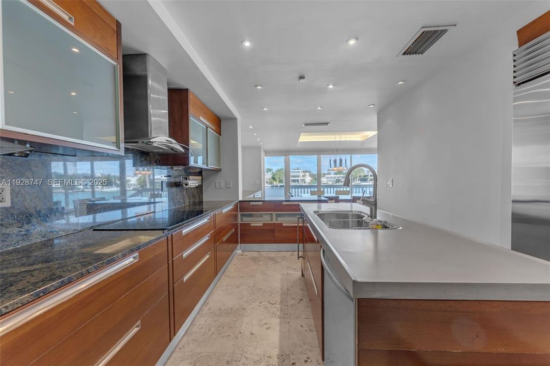 В аренду: $25,000 (5 спален, 5 ванн, 5350 Квадратных фут)