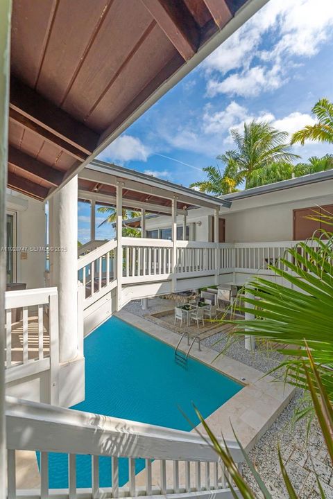 В аренду: $25,000 (5 спален, 5 ванн, 5350 Квадратных фут)