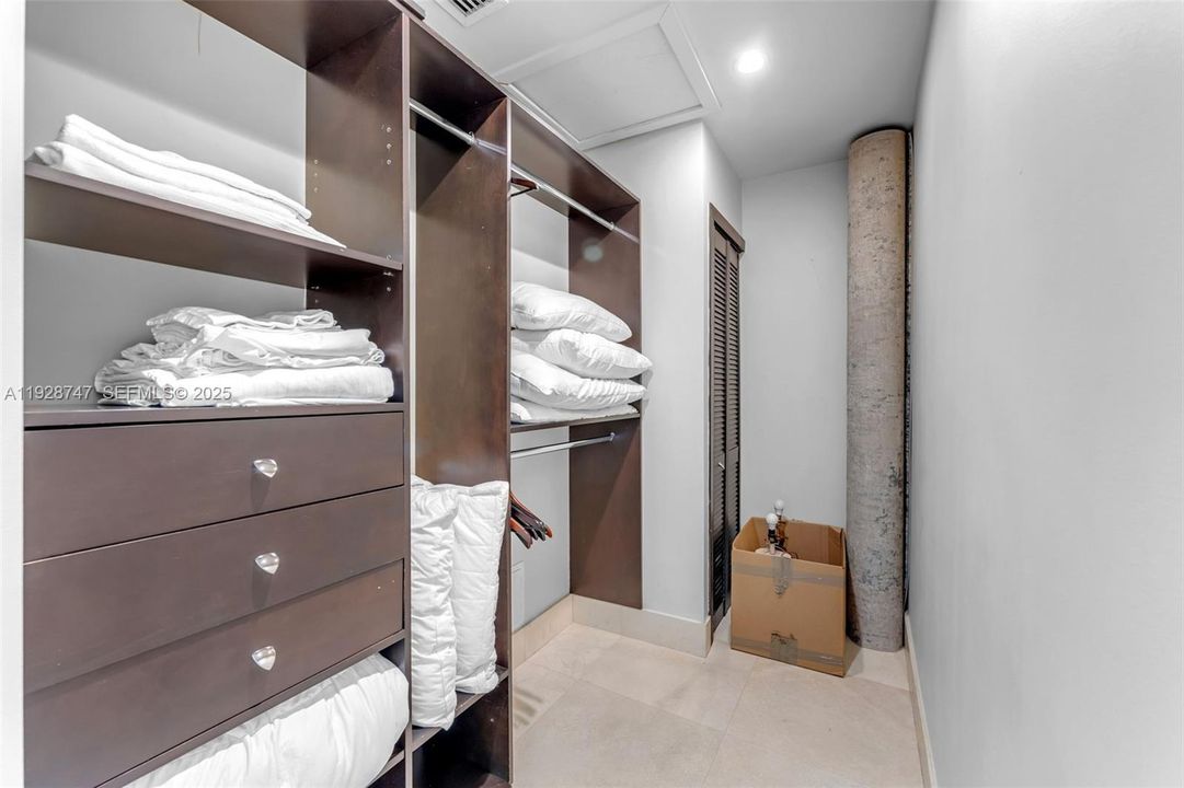 В аренду: $25,000 (5 спален, 5 ванн, 5350 Квадратных фут)