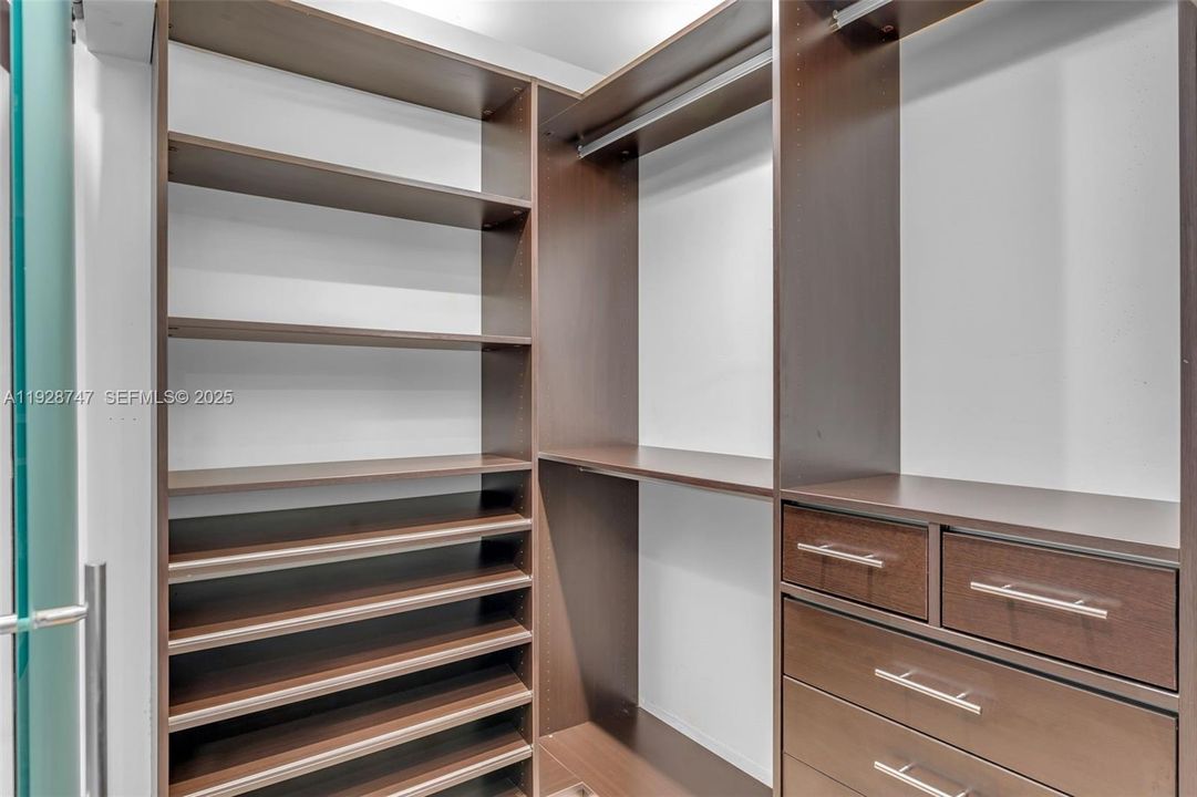 В аренду: $25,000 (5 спален, 5 ванн, 5350 Квадратных фут)