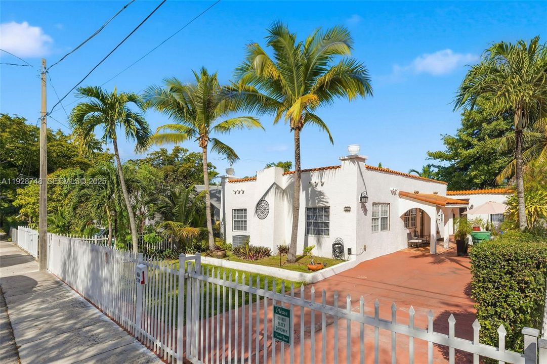 В аренду: $2,150 (2 спален, 1 ванн, 900 Квадратных фут)