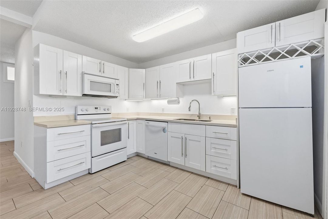 В аренду: $2,150 (2 спален, 1 ванн, 900 Квадратных фут)