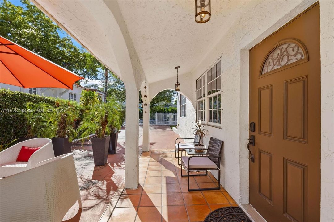 В аренду: $2,150 (2 спален, 1 ванн, 900 Квадратных фут)