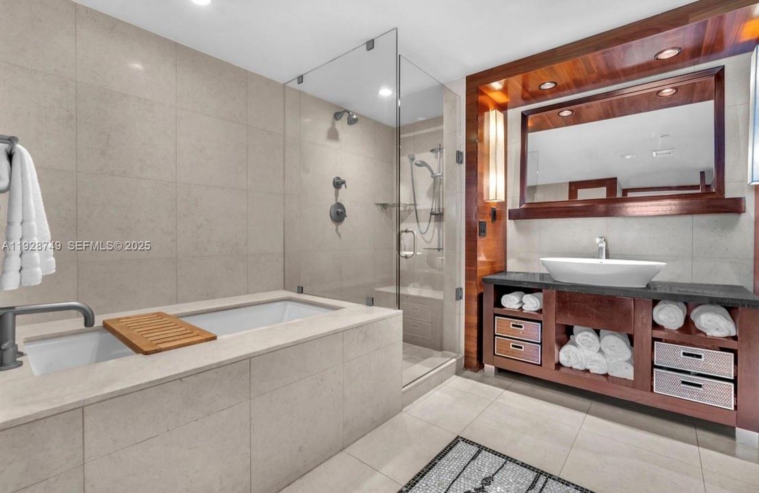 For Rent: $5,500 (1 beds, 1 baths, 772 Square Feet)