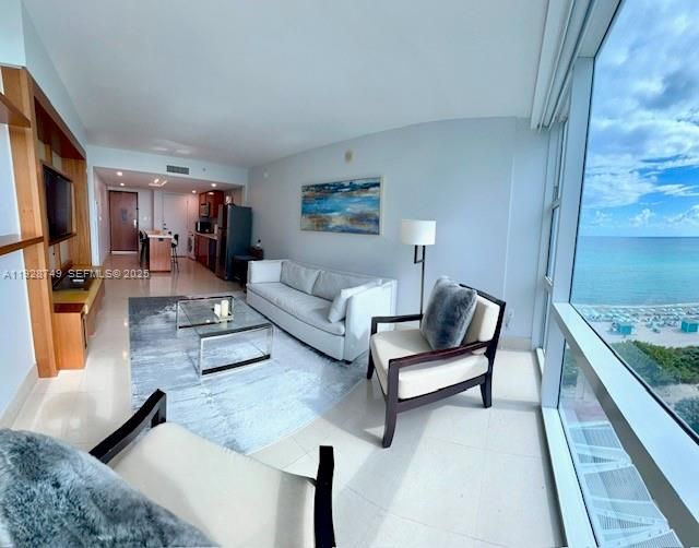 For Rent: $5,500 (1 beds, 1 baths, 772 Square Feet)