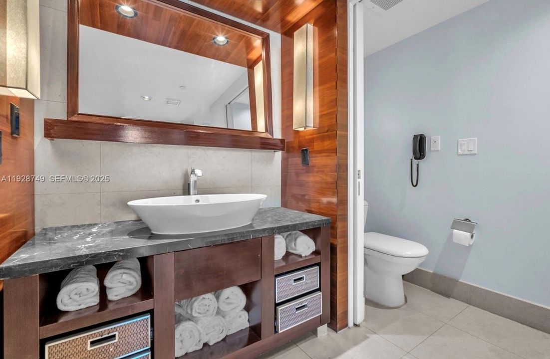 For Rent: $5,500 (1 beds, 1 baths, 772 Square Feet)