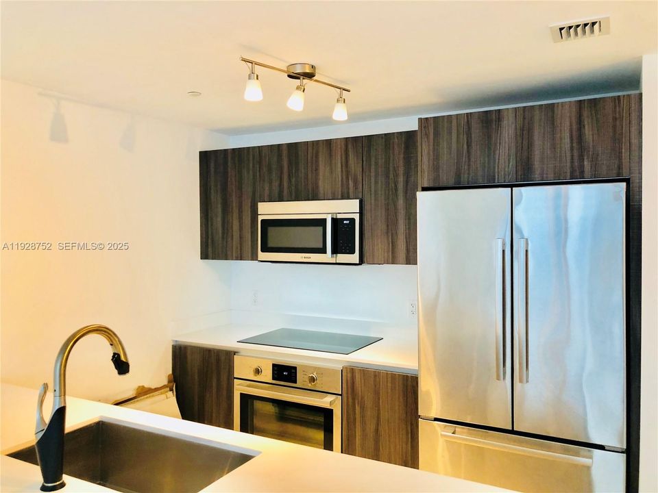 В аренду: $3,550 (1 спален, 1 ванн, 814 Квадратных фут)