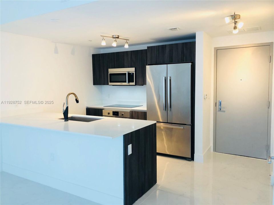 В аренду: $3,550 (1 спален, 1 ванн, 814 Квадратных фут)