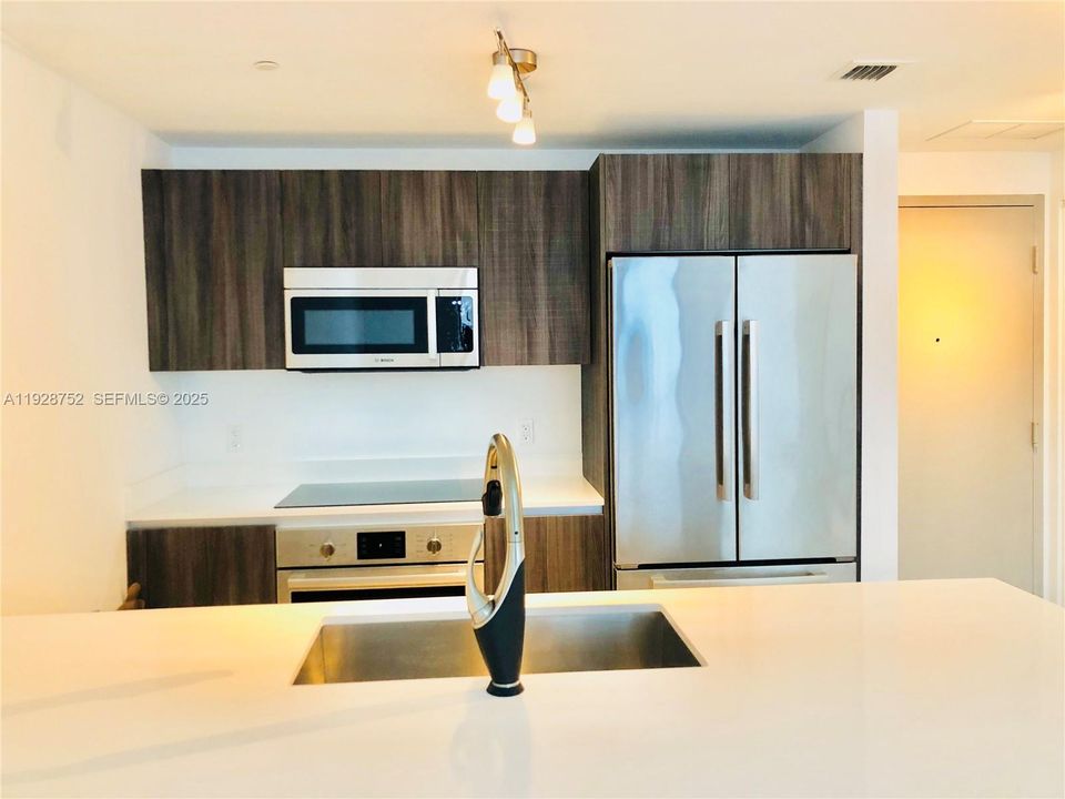 В аренду: $3,550 (1 спален, 1 ванн, 814 Квадратных фут)