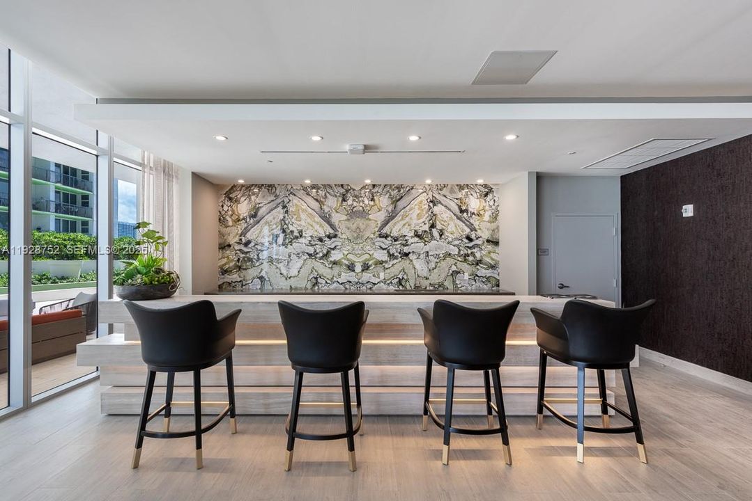 В аренду: $3,550 (1 спален, 1 ванн, 814 Квадратных фут)