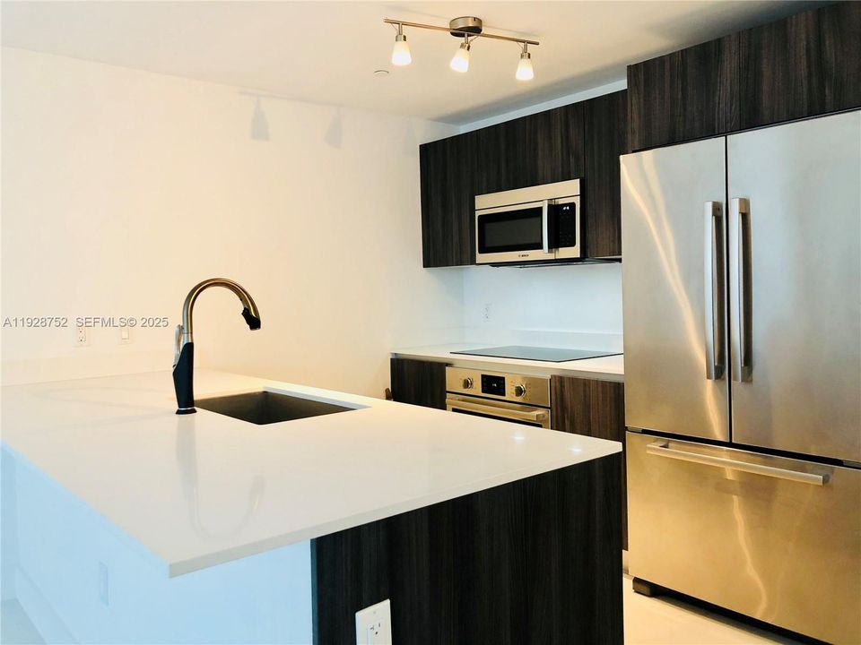 В аренду: $3,550 (1 спален, 1 ванн, 814 Квадратных фут)