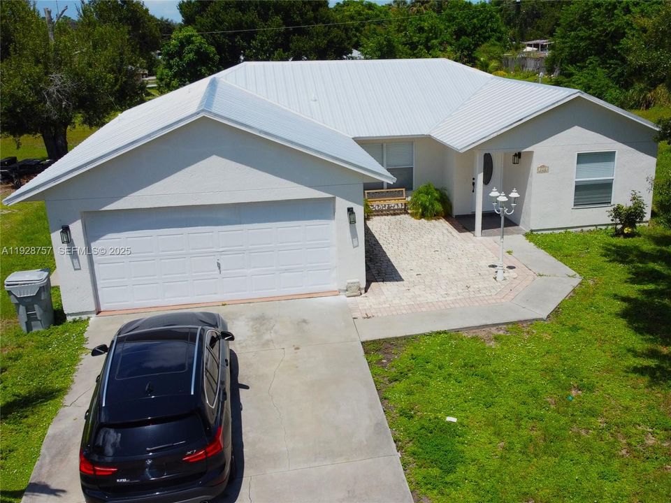 For Rent: $2,400 (3 beds, 2 baths, 1463 Square Feet)