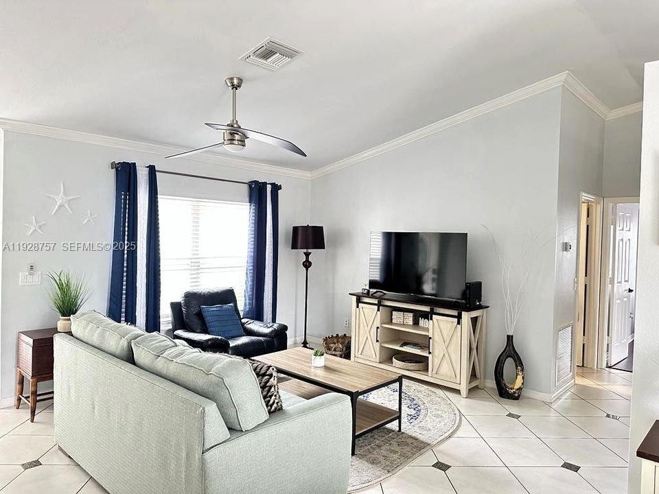 For Rent: $2,400 (3 beds, 2 baths, 1463 Square Feet)