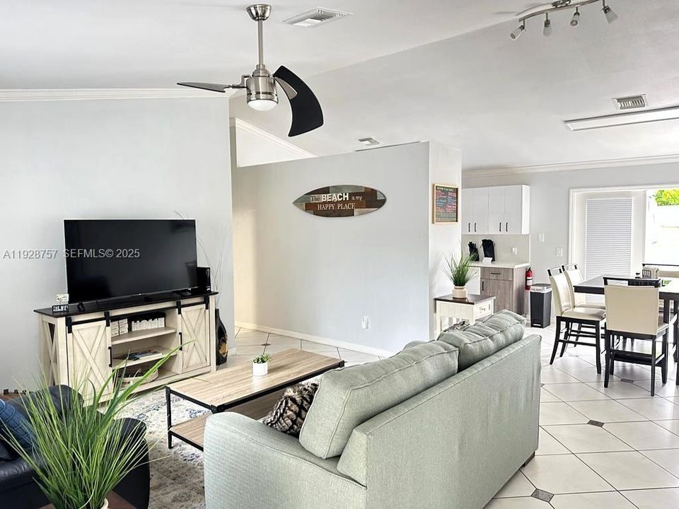 For Rent: $2,400 (3 beds, 2 baths, 1463 Square Feet)