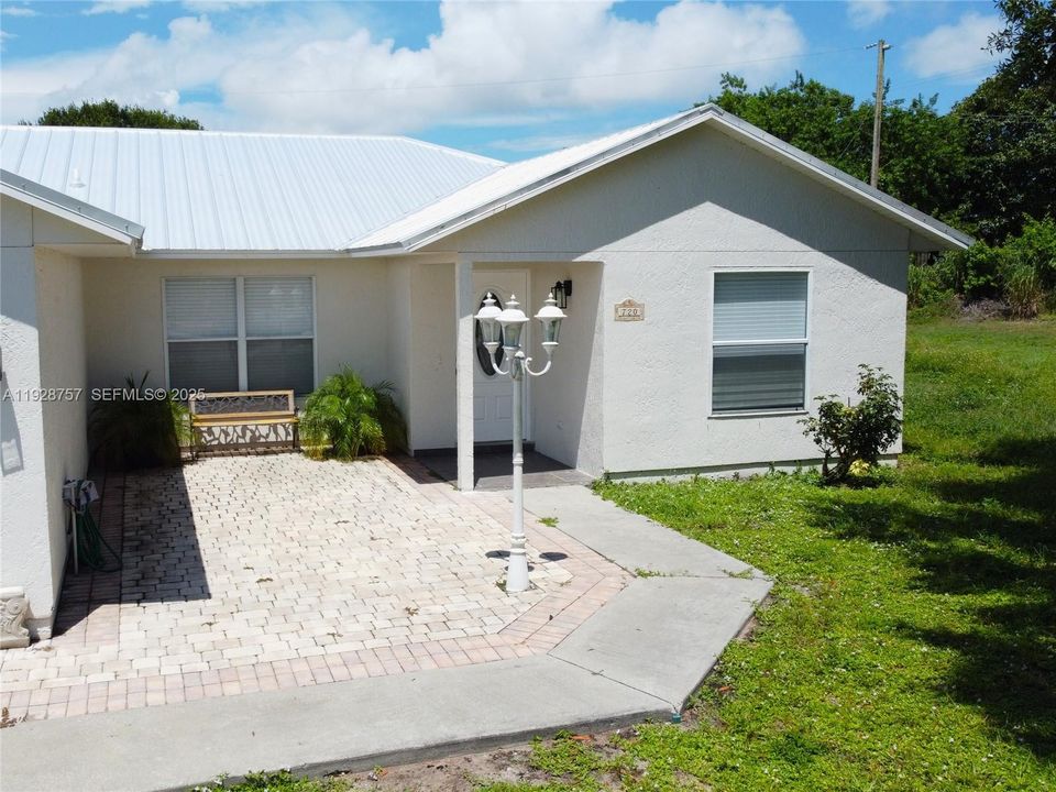 For Rent: $2,400 (3 beds, 2 baths, 1463 Square Feet)